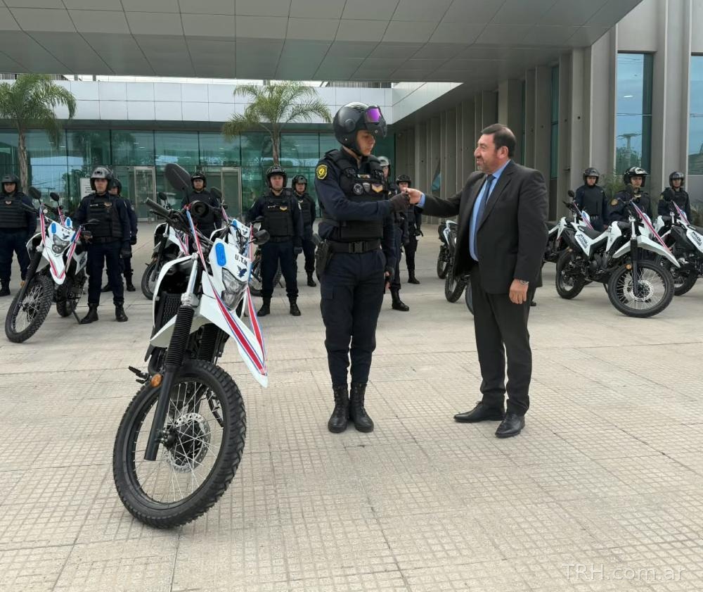 Nuevas motocicletas policiales equipadas con balizas y sistemas de comunicación para patrullaje