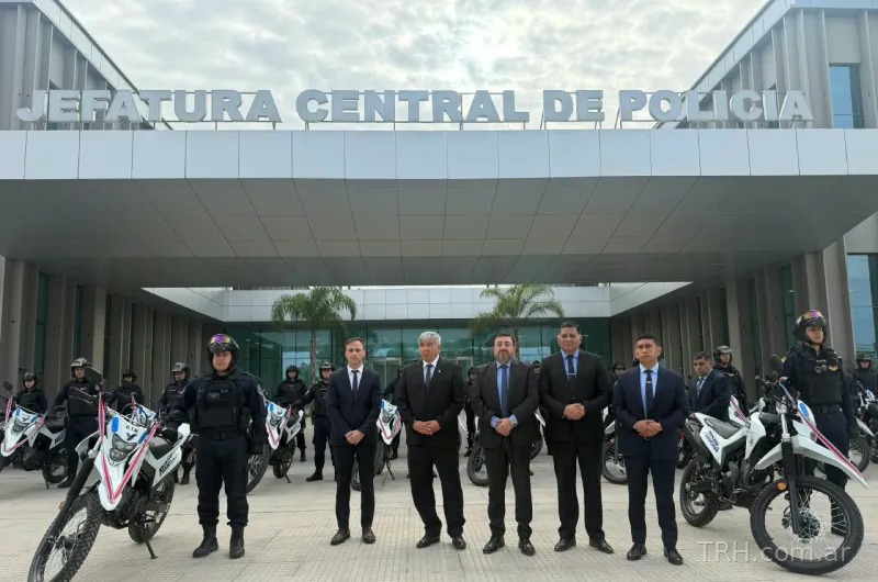 Entrega de 30 motocicletas Honda Tornado a la Policía de Santiago del Estero en Jefatura Central