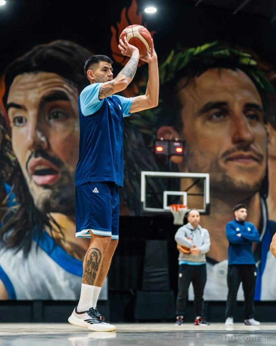 Pablo Prigioni dando indicaciones técnicas desde el banco de suplentes argentino