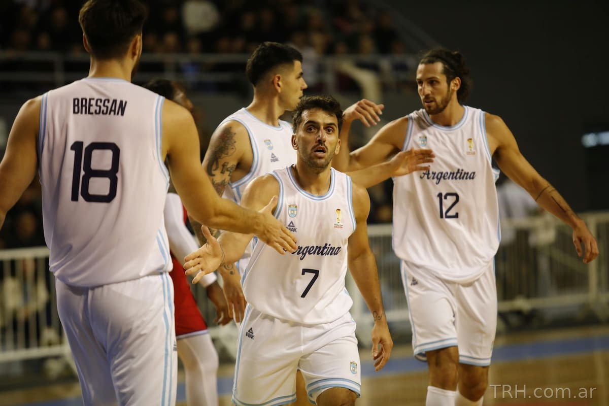 Gabriel Deck en acción ofensiva durante el partido de Argentina ante Puerto Rico en Mar del Plata