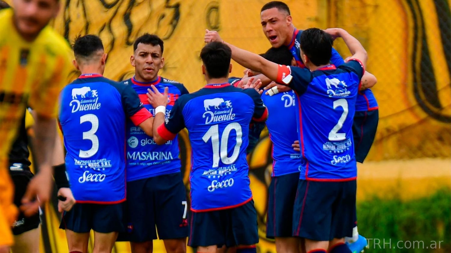 Intervención defensiva del arquero Leandro Finochietto ante el avance de Atlético Rafaela