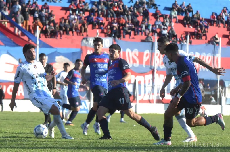 Jugadores de Güemes y Atlético Rafaela disputan el balón en el estadio Arturo Miranda
