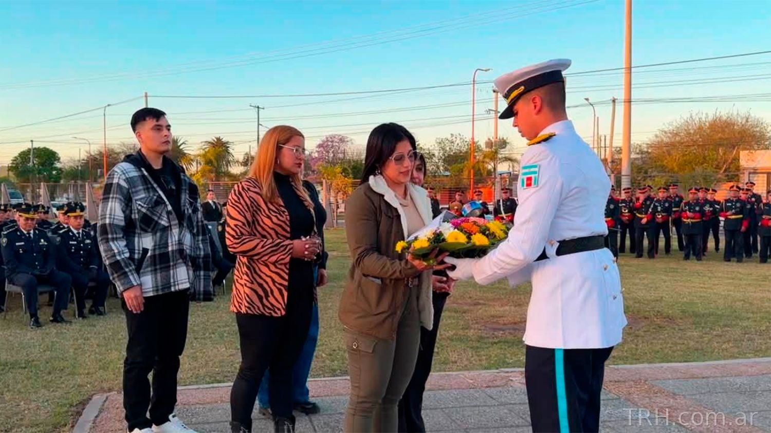 Ofrenda floral depositada al pie del Monumento a los Caídos durante la ceremonia policial.