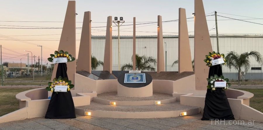 Autoridades de la Policía de Santiago del Estero encabezando el acto conmemorativo.