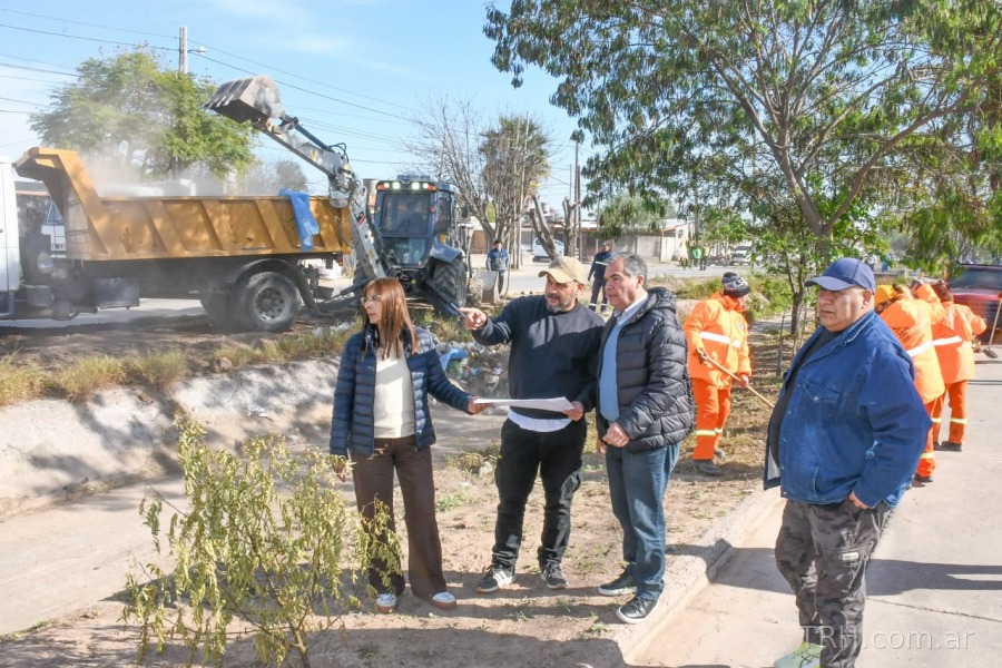Cuadrillas municipales realizando retiro de sedimentos y residuos urbanos