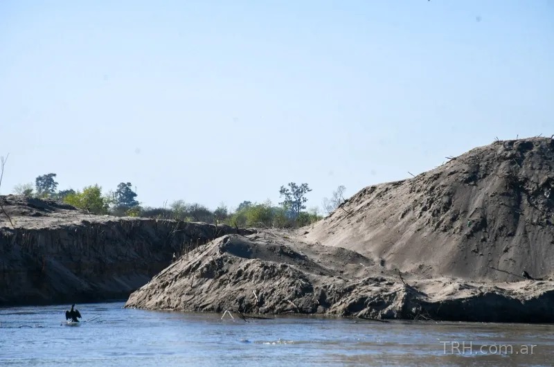 Trabajos de movimiento de suelo y montículos de arena en el lecho del río Dulce