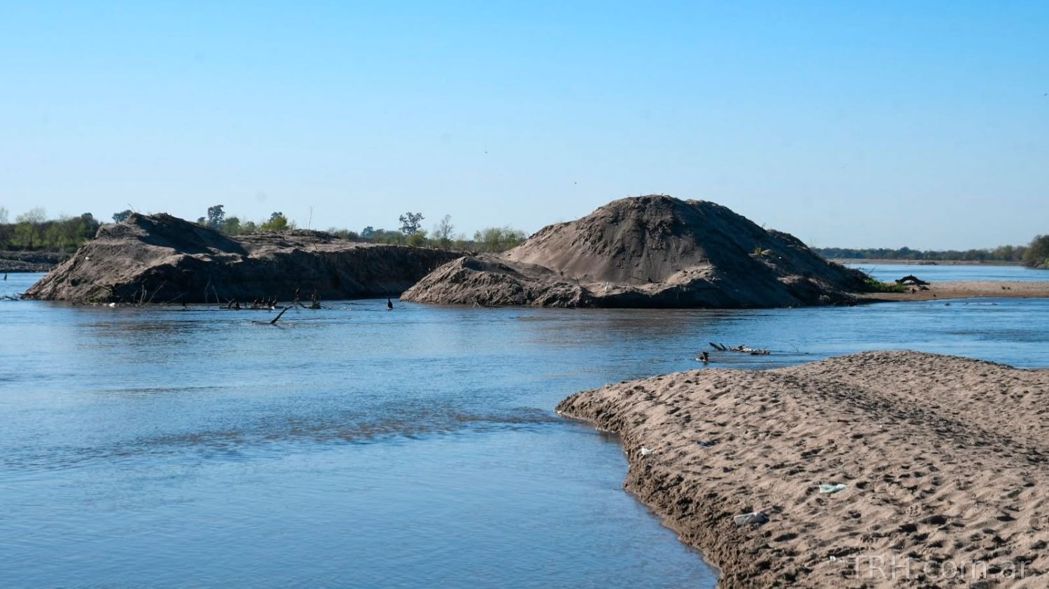Recorrida de autoridades en las obras de defensa hídrica del río Dulce