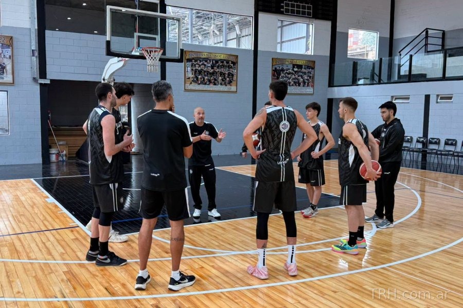 Jugadores de Olímpico realizando trabajos de fuerza y técnica individual