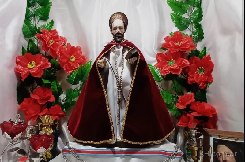 Peregrinos avanzando por la ruta en la caminata religiosa hacia la ciudad Capital