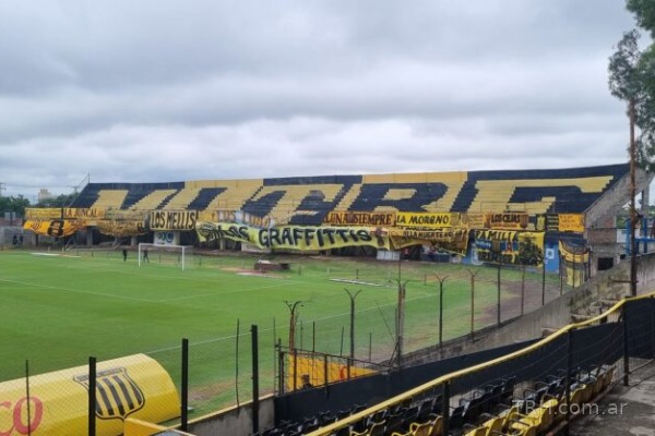 El entrenador Lucas Victoriano dando indicaciones en el primer entrenamiento de Quimsa.