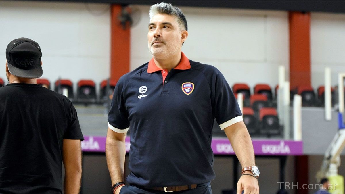 Lucas Victoriano dando indicaciones tácticas en el inicio de la pretemporada