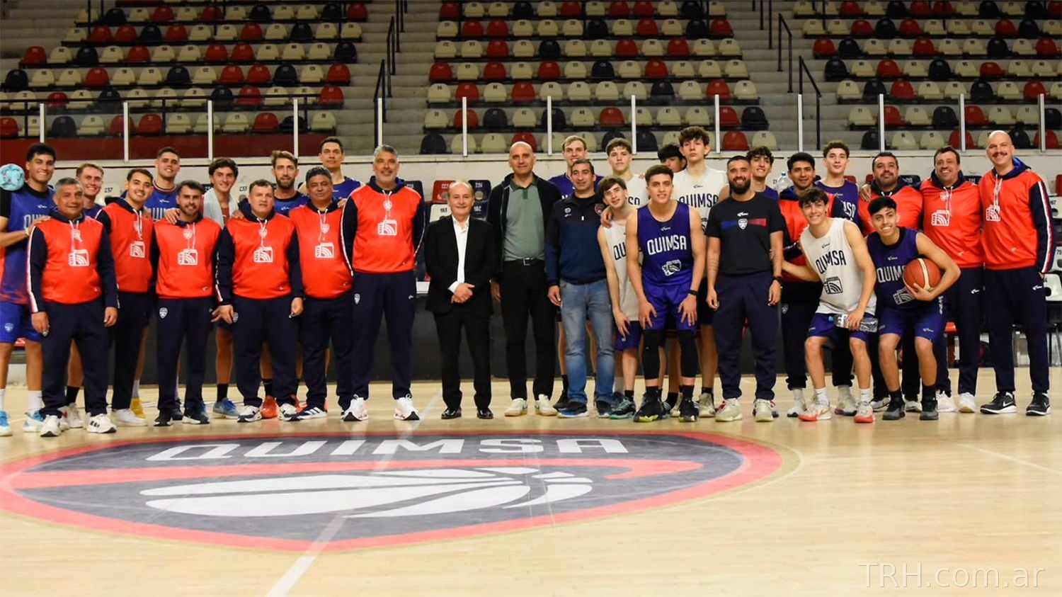 El presidente Gerardo Montenegro junto al cuerpo técnico y jugadores en el Estadio Ciudad.