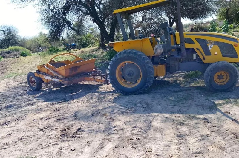 Trabajos de maquinaria pesada en el bordo de refuerzo del canal de Chuchi Pozo
