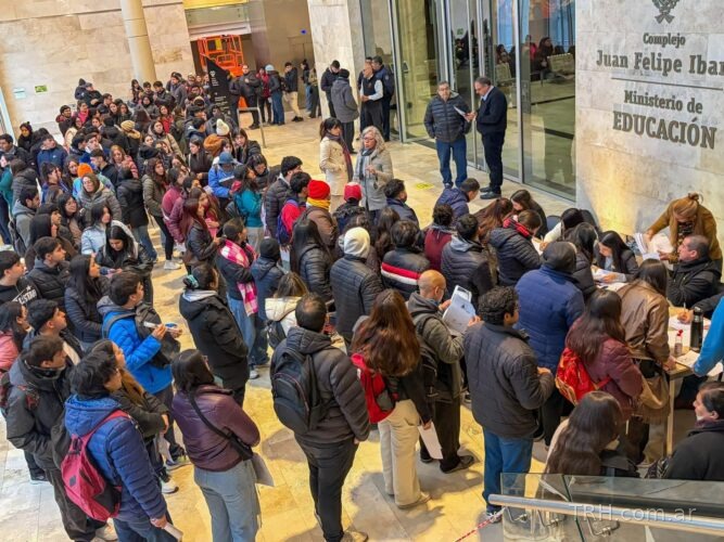 Estudiantes en pleno desarrollo de clases prácticas y formativas en el aula.