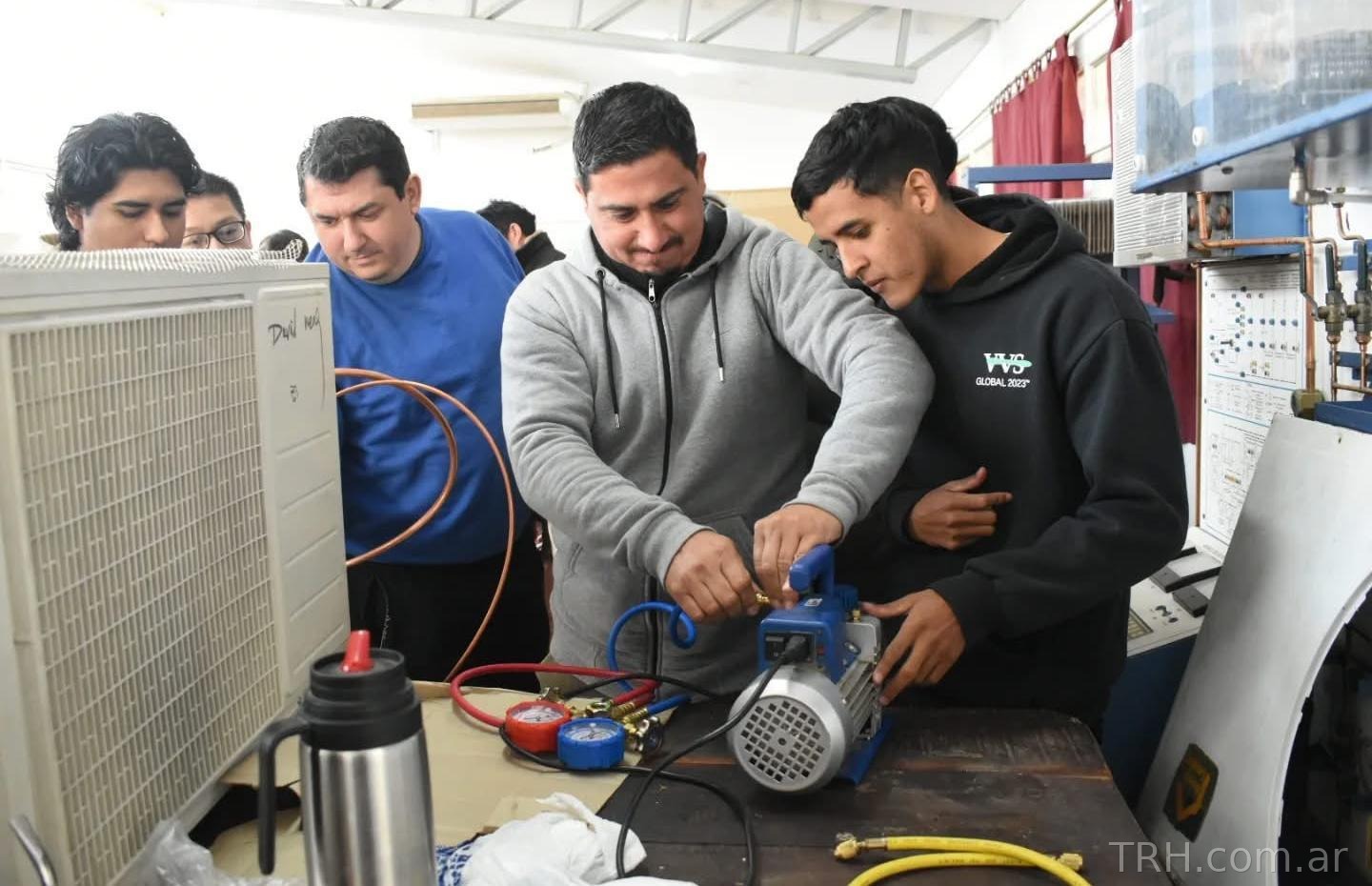 Egresados de la capacitación recibiendo sus certificados oficiales de estudio.