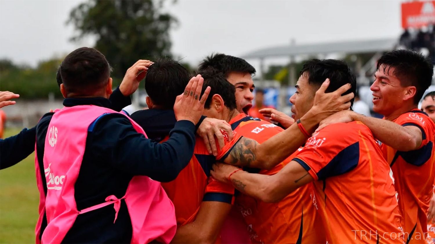 Festejo del equipo de Sarmiento de La Banda en el Torneo Federal A