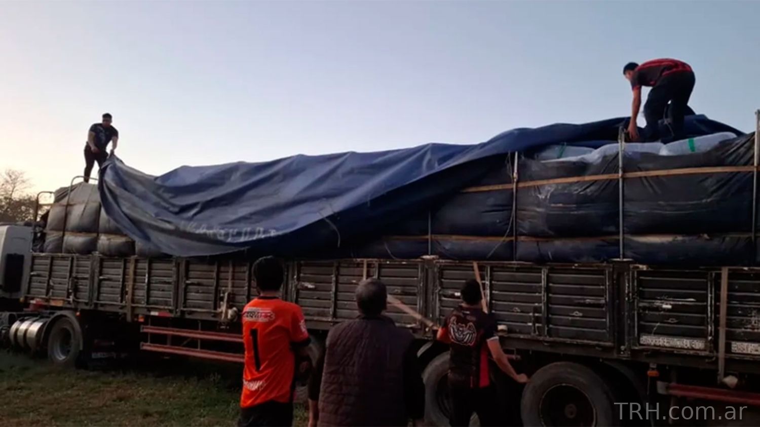 Bultos con hojas de coca secuestrados durante el control vehicular en Monte Quemado