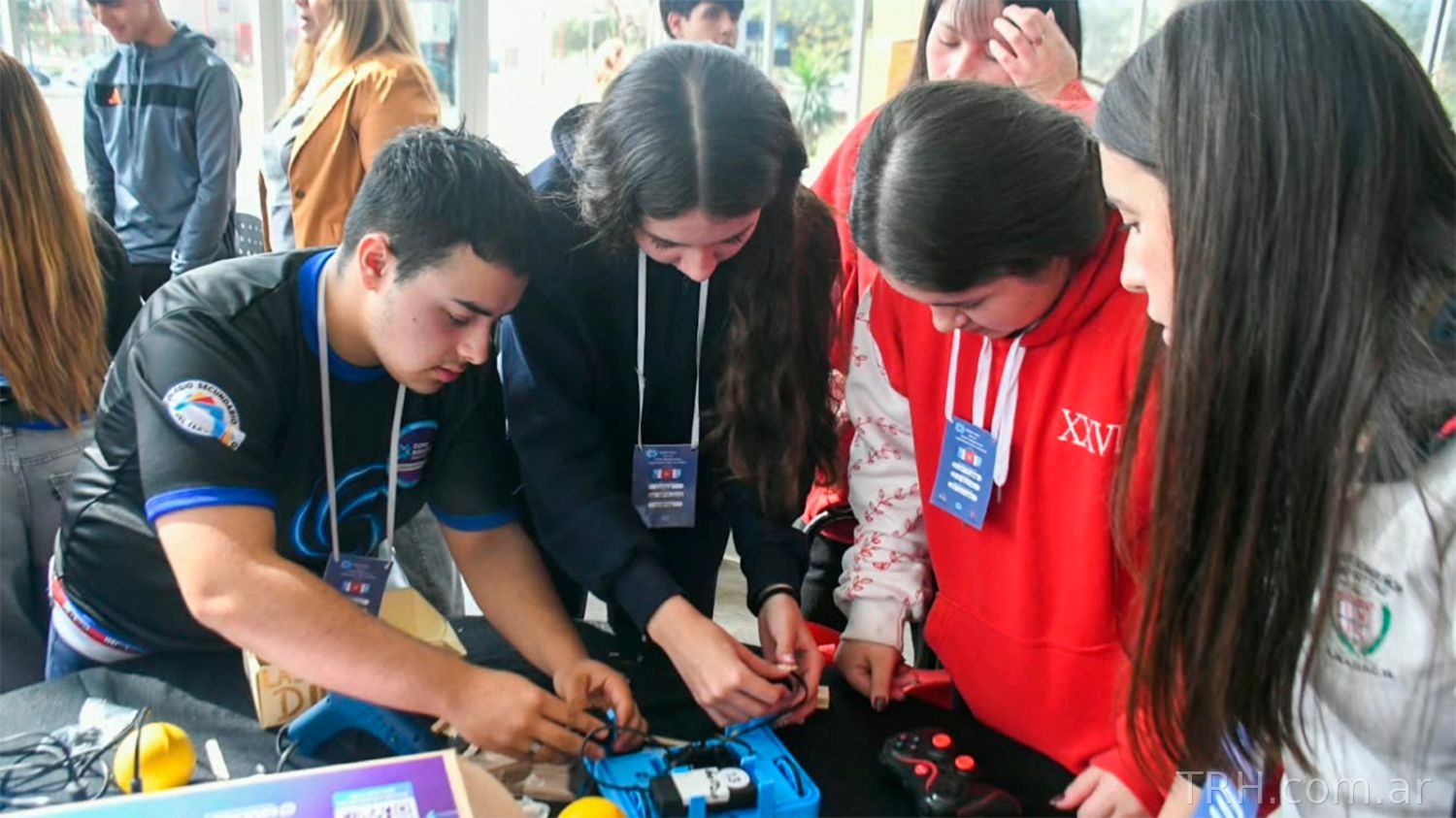 Jóvenes santiagueños ajustando y programando sus robots para las pruebas presenciales.