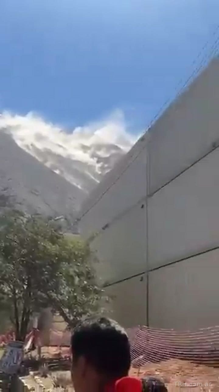 Habitantes en las calles tras la evacuación por el temblor en Perú