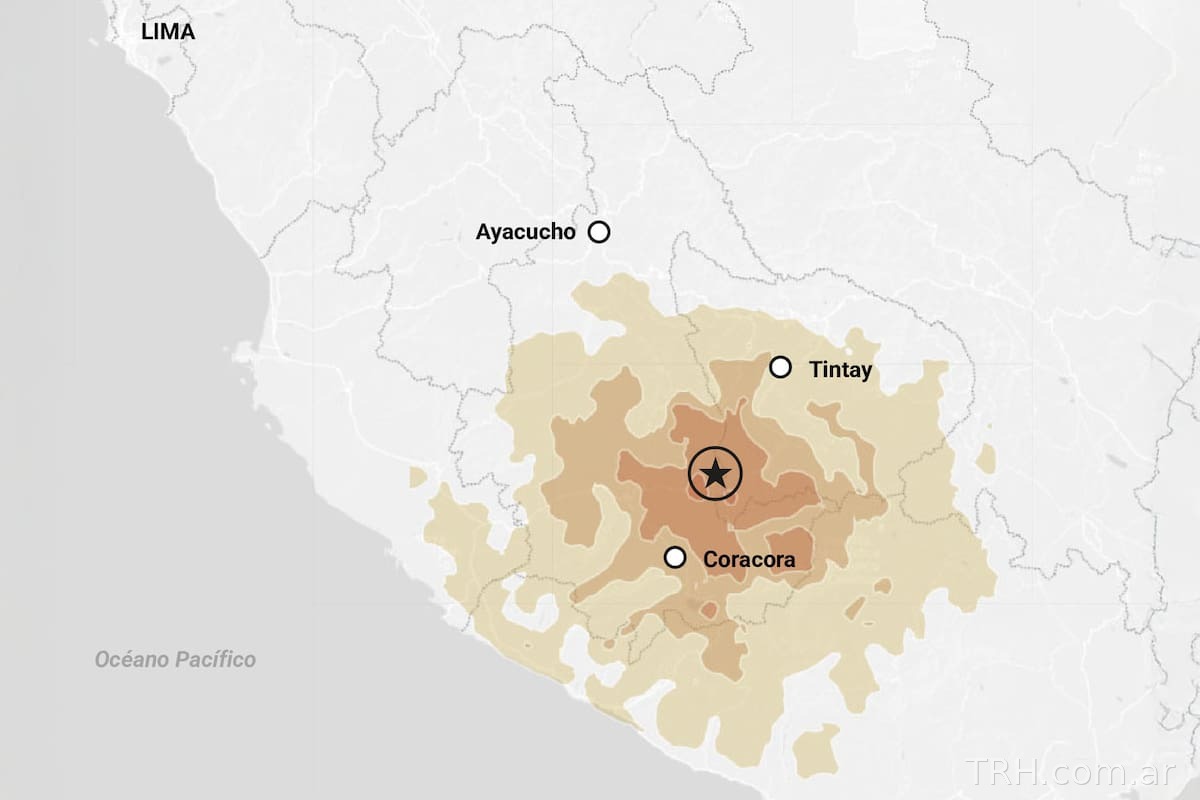 Desprendimientos de tierra y polvo en laderas tras el sismo en Ayacucho Perú