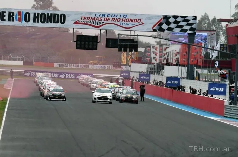 Autos del Turismo Pista en el Autódromo Internacional de Termas de Río Hondo