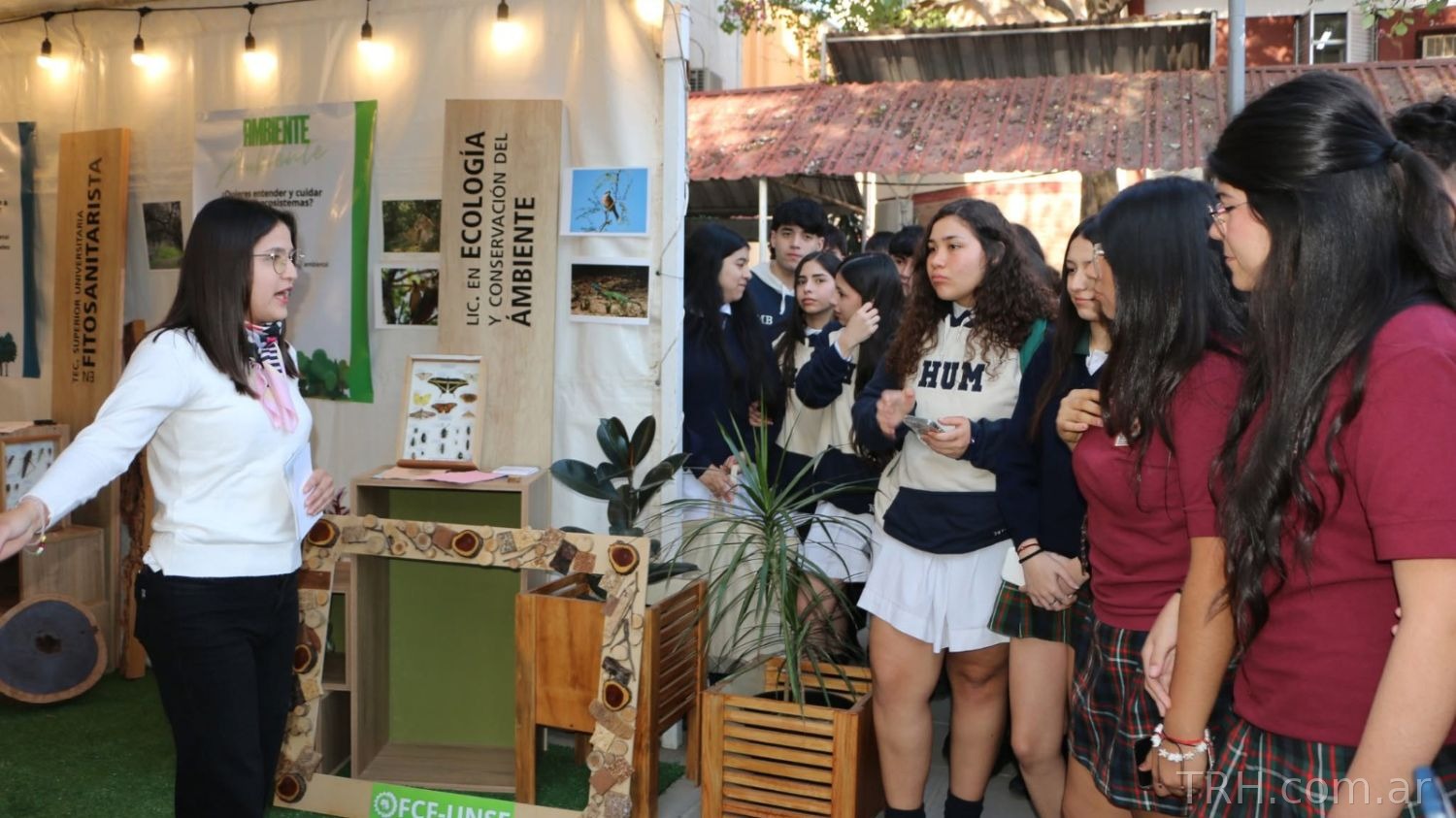Jóvenes consultando la oferta académica en los stands de las facultades de la UNSE