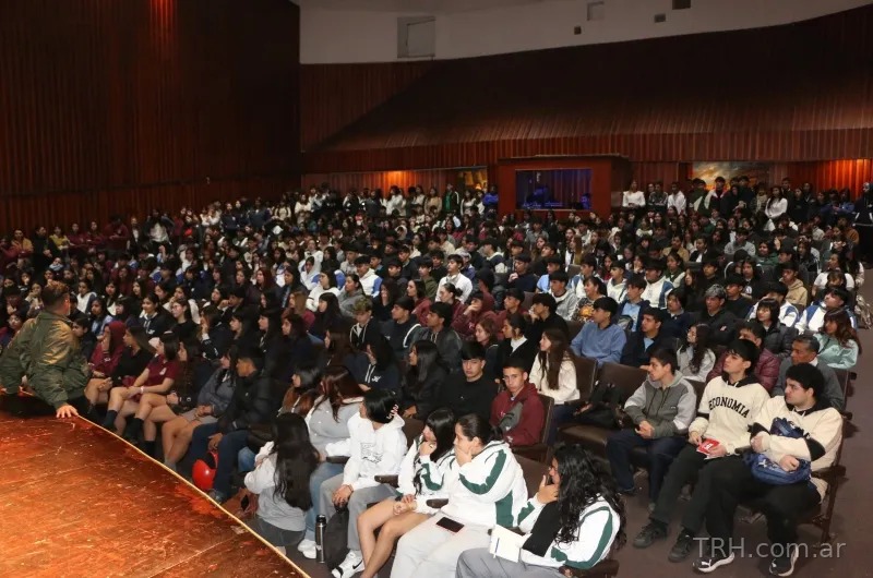 Jornada de orientación vocacional y académica en la Universidad Nacional de Santiago del Estero.