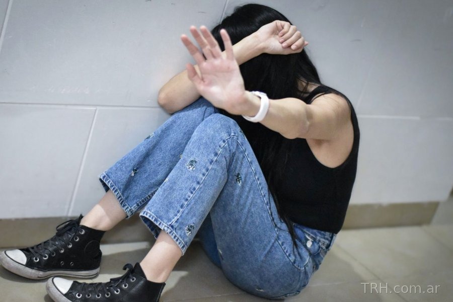 Investigan a un joven acusado de golpear, morder y arrojarle una plancha a su pareja