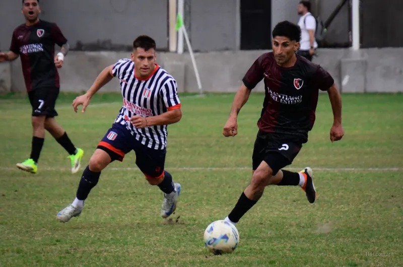 Jugadores de 25 de Mayo durante el encuentro disputado en Las Termas de Río Hondo.