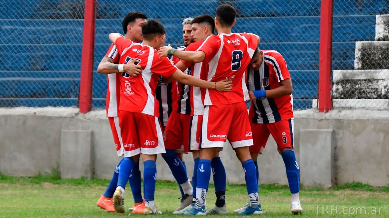 Pelota oficial en el campo de juego durante un partido del Torneo Regional Federal Amateur