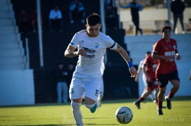 Terna arbitral saliendo a la cancha en el fútbol de Santiago del Estero
