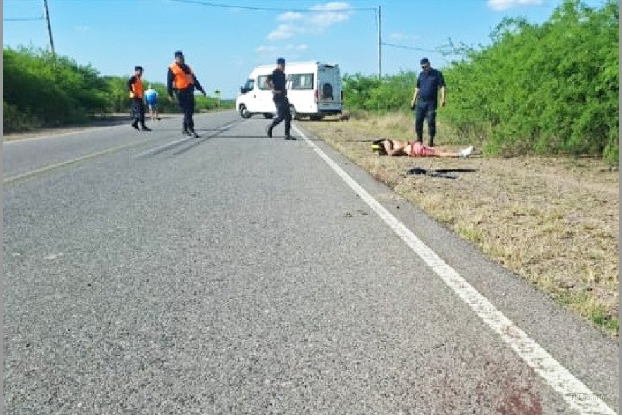 Peritajes policiales sobre la Ruta Provincial 3 tras el fatal choque entre un auto y un ciclista en Las Juntas.