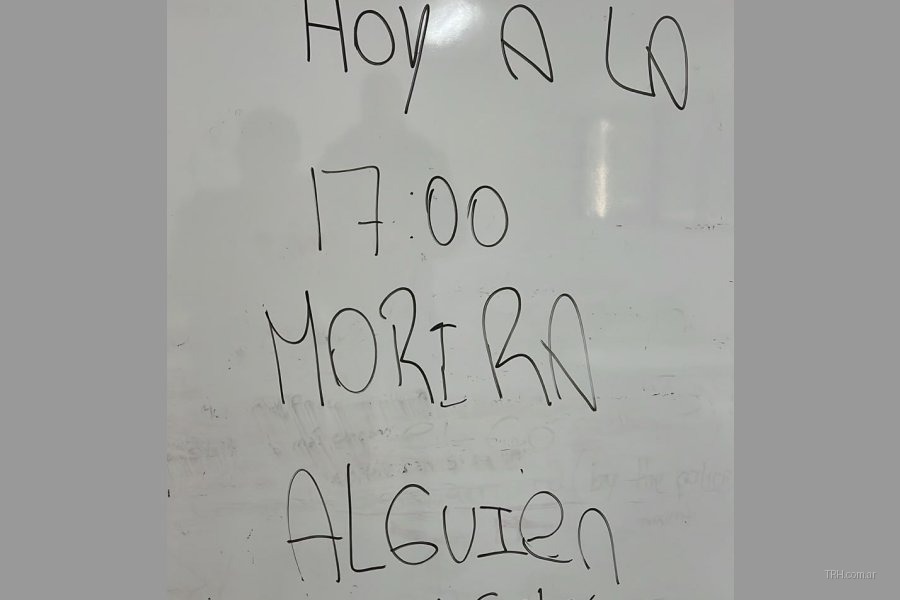 Fachada de la Escuela Técnica N° 8 en la ciudad Capital tras la denuncia por una amenaza.