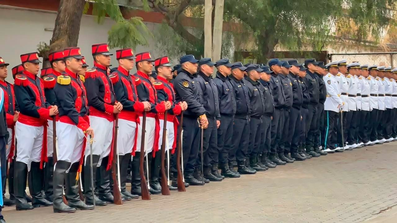 Formación de cadetes y agentes policiales durante la ceremonia oficial