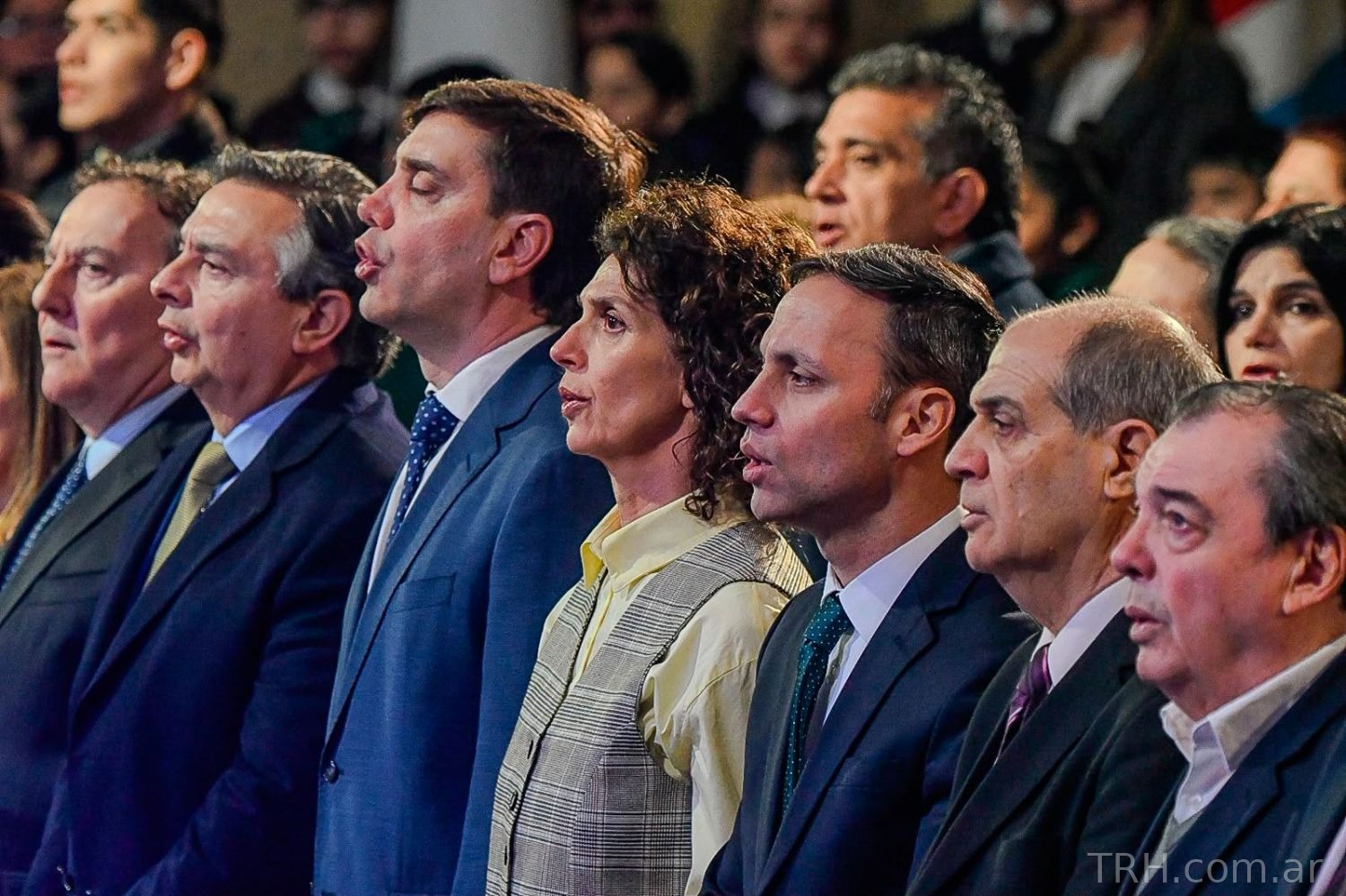 Autoridades provinciales y municipales presentes en la Sala Homero Manzi durante la ceremonia.