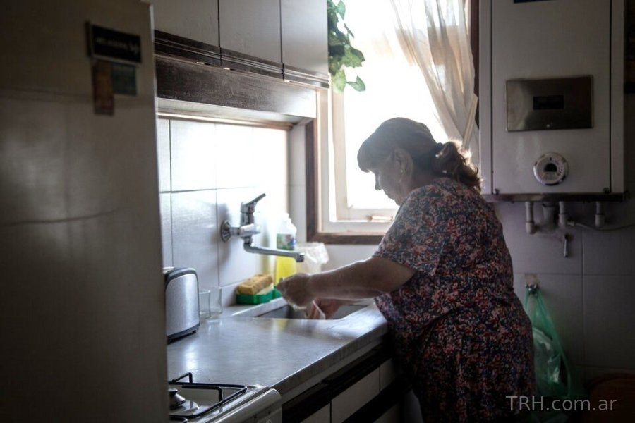 Trabajadora de casas particulares en tareas de cuidado y atención
