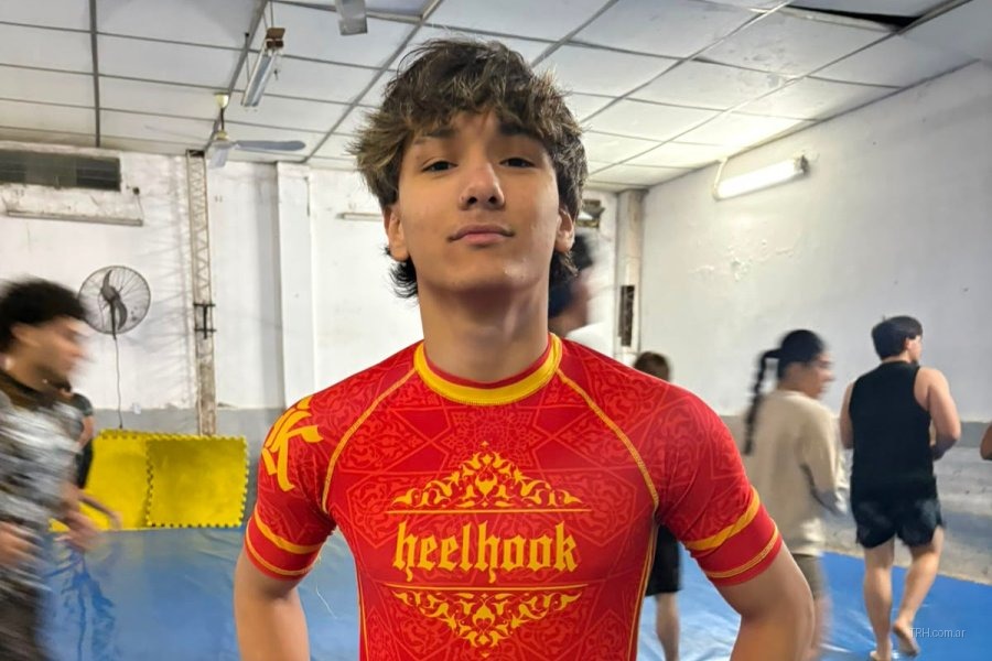 El atleta santiagueño Benjamín Neme en entrenamiento de Grappling