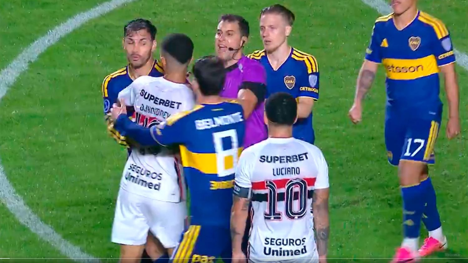 Festejo de los jugadores de Boca tras lograr la clasificación a semifinales en el Morumbí