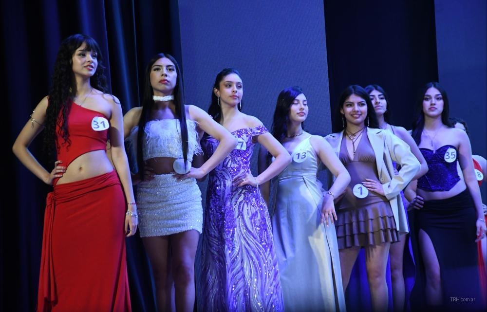 Jóvenes postulantes a la Representante Provincial de los Estudiantes en el Teatro 25 de Mayo.