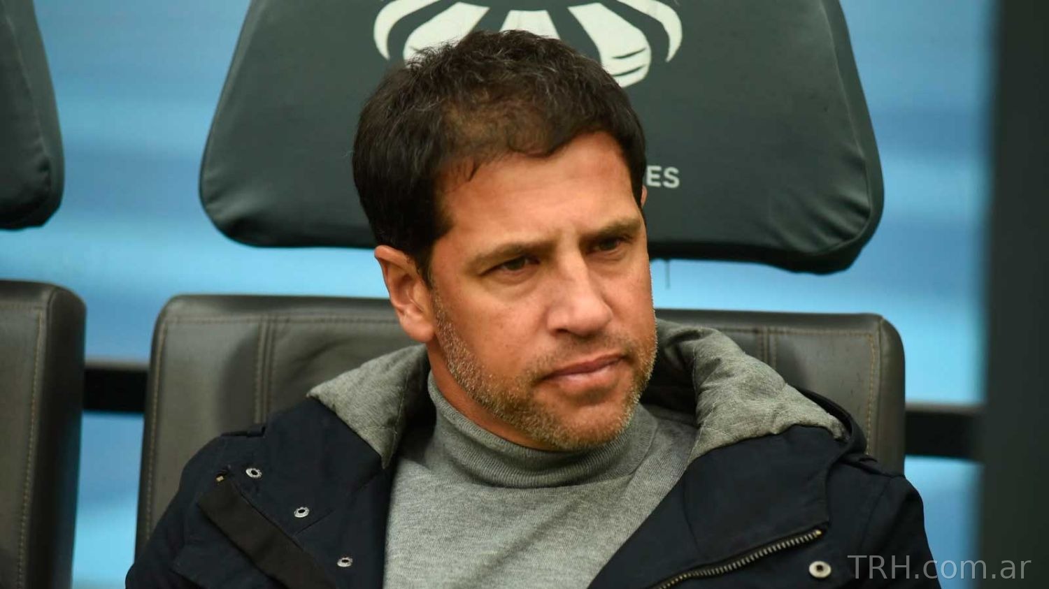 El entrenador Sebastián Domínguez dando indicaciones técnicas desde el banco de suplentes.