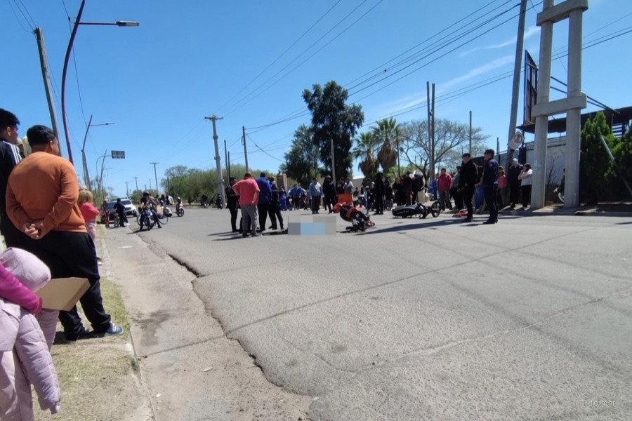 Personal policial y de emergencias trabajando tras un choque fatal entre dos motos en avenida Madre de Ciudades