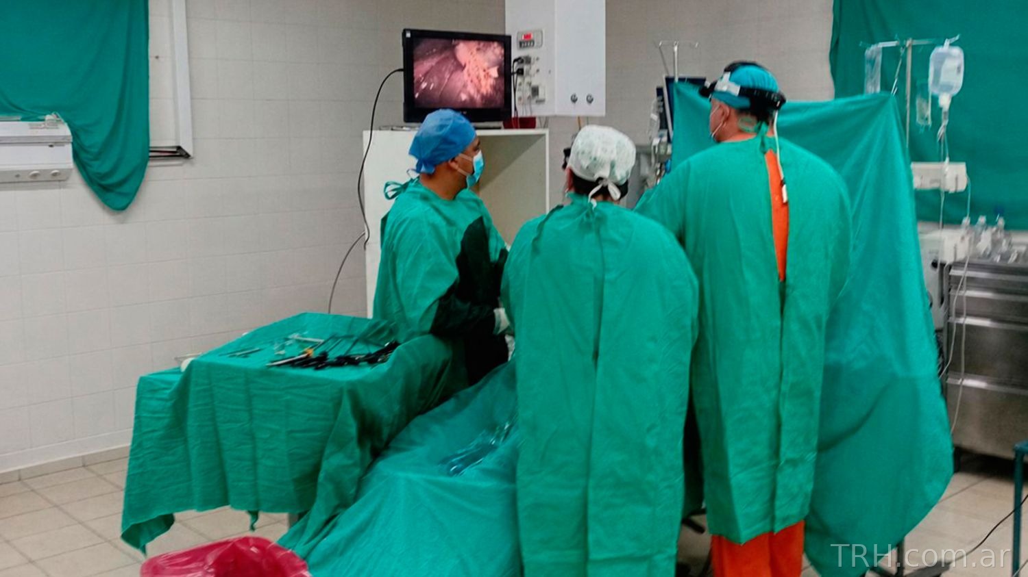 Profesionales de salud preparando el instrumental quirúrgico en Monte Quemado