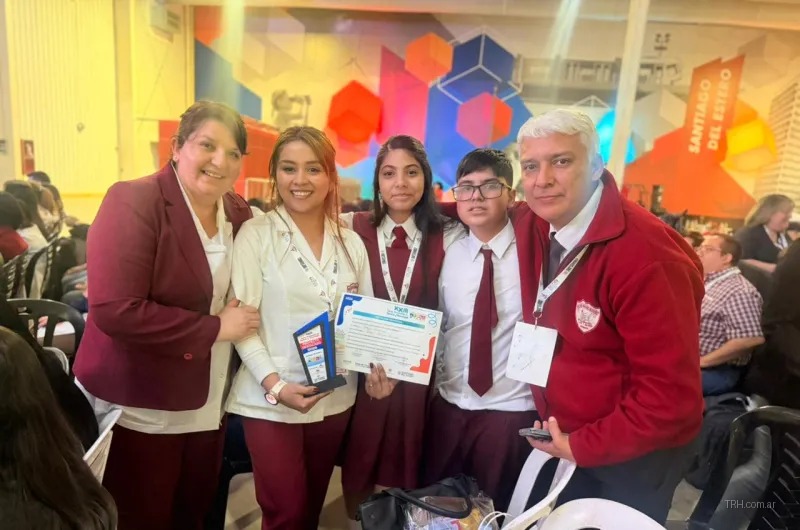 Estudiantes y docente del Colegio Mariano Moreno de Las Termas de Río Hondo