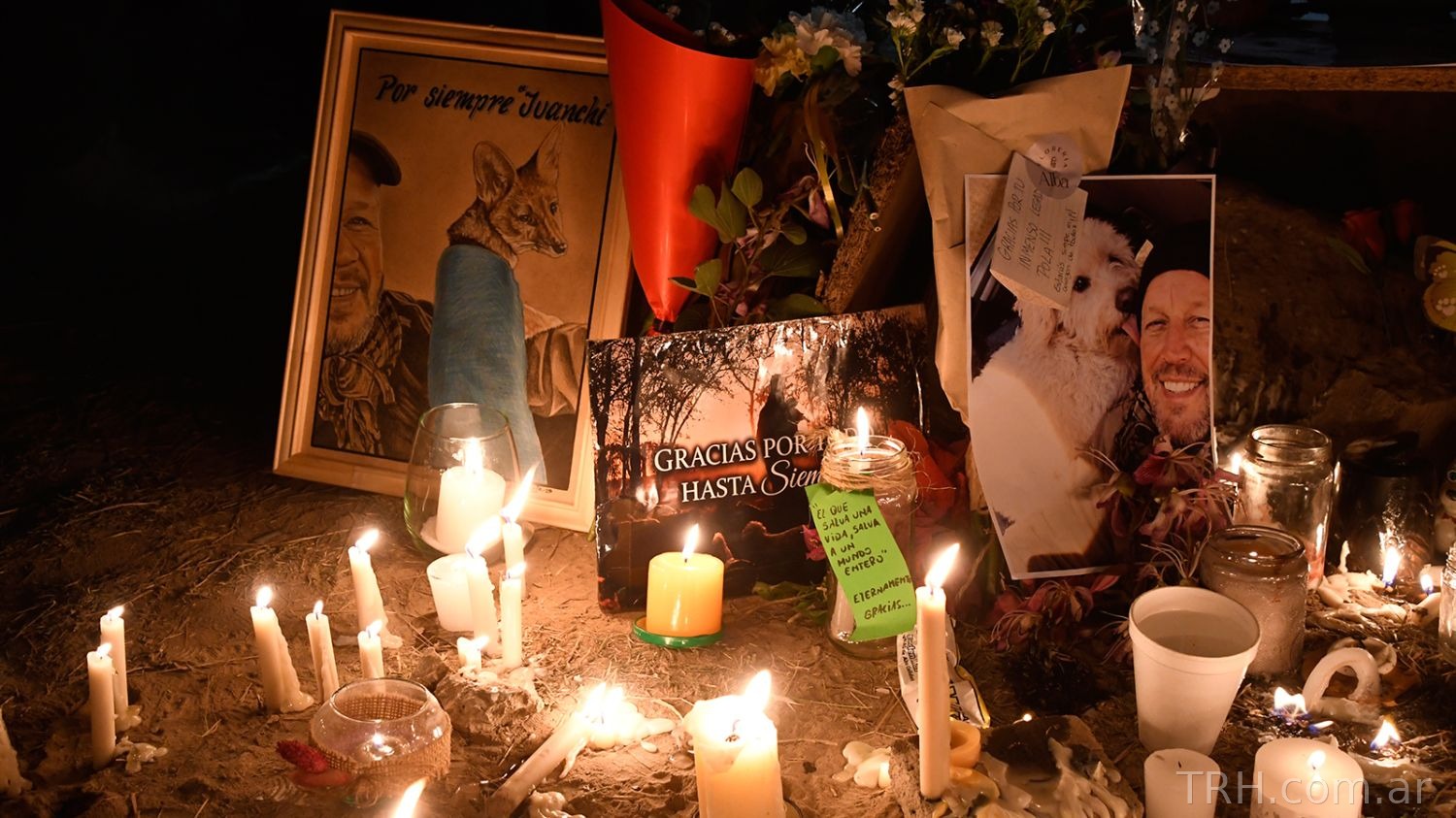 Altar con flores y mensajes en la intersección de Alsina y Ramón Gómez Cornet