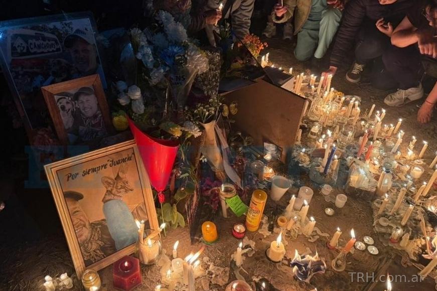 Caravana de vecinos y allegados acompañando el cortejo fúnebre en Bandera