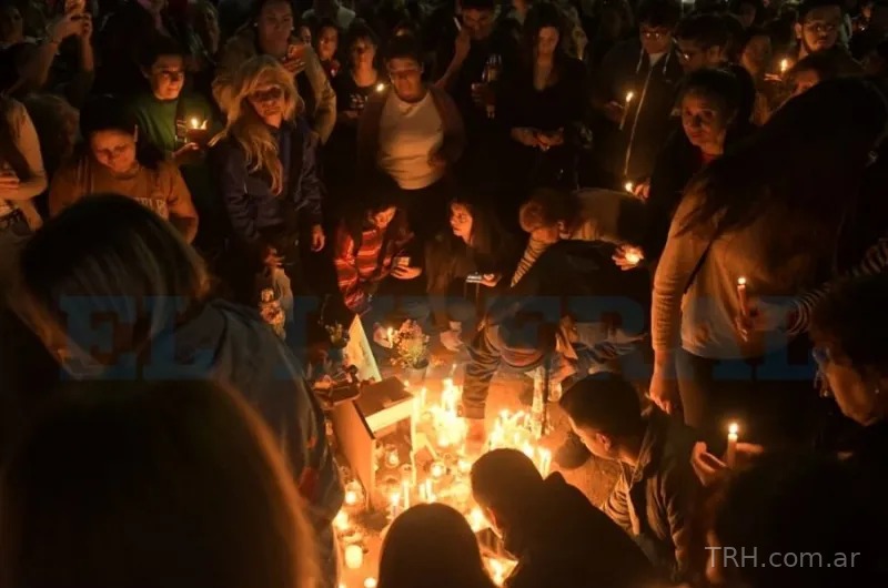 Vecinos reunidos en la costanera durante la vigilia en memoria del proteccionista