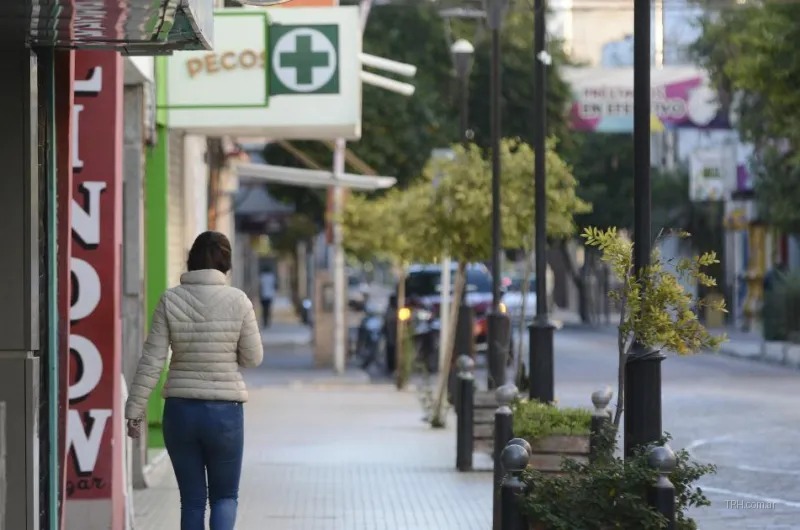 Cartel informativo sobre la campaña de compras anticipadas en locales comerciales.