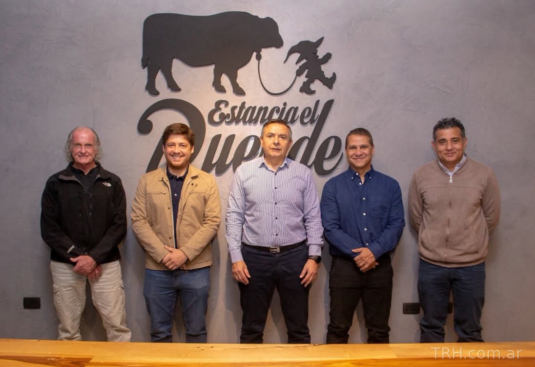 Autoridades provinciales y directivos recorren las instalaciones de Estancia El Duende en Quimilí.
