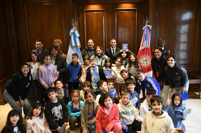 Recepción de la delegación estudiantil tucumana en la Casa de Gobierno de Santiago del Estero.
