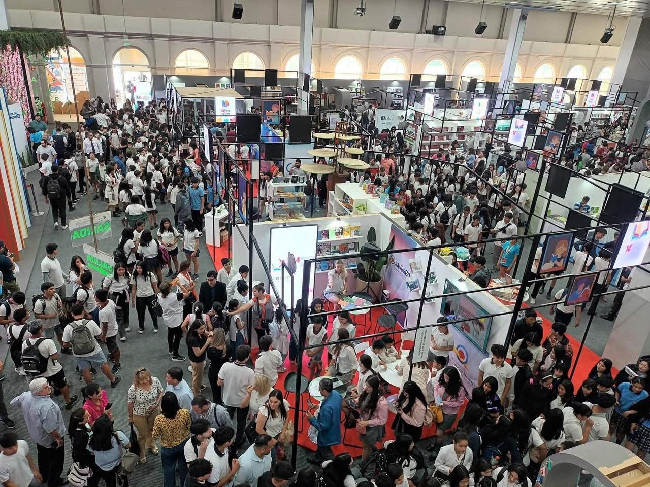 Jóvenes de talleres literarios de Los Díaz y Los Acosta preparándose para su presentación